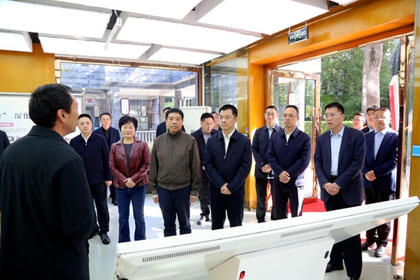 南充市市长尹念红到南充校区调研并与校长郭建春座谈